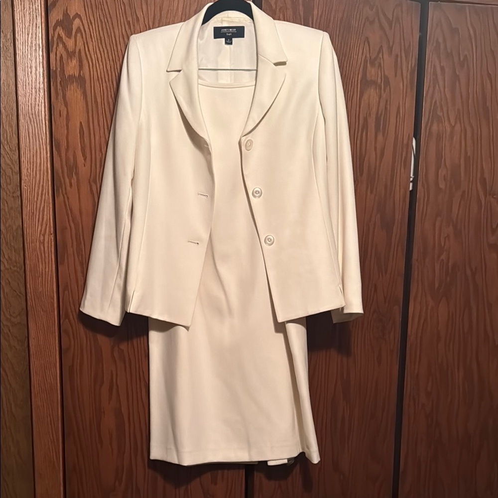 Jones Wear Cream Blazer Classic Structured Design